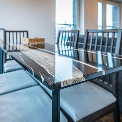 stół z blatem granitowym